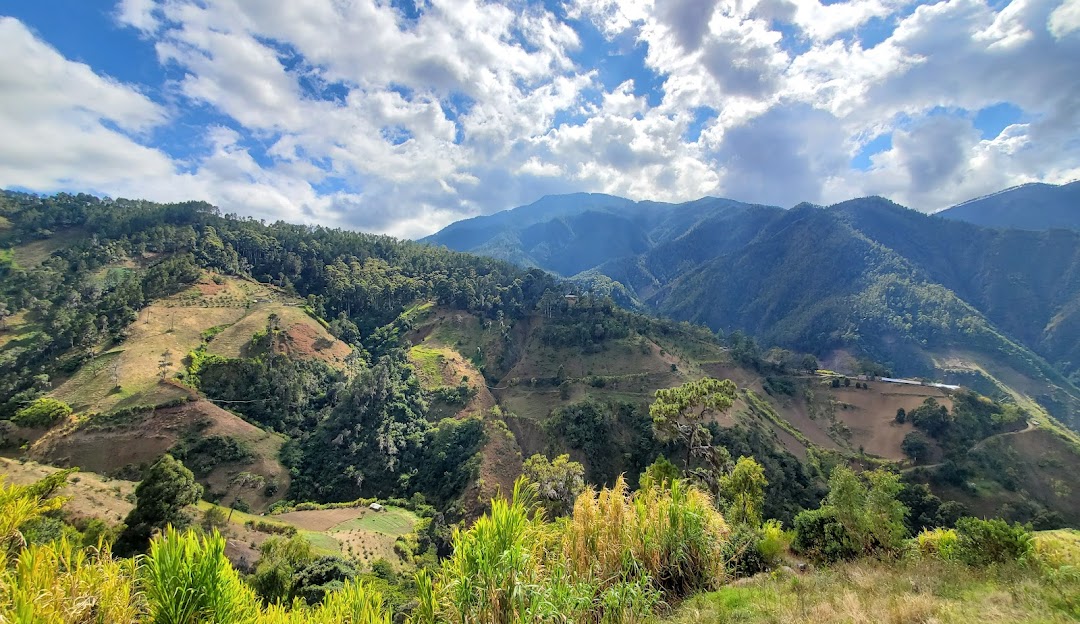 Montagnes verdoyantes de la Cordillère Centrale en République dominicaine
